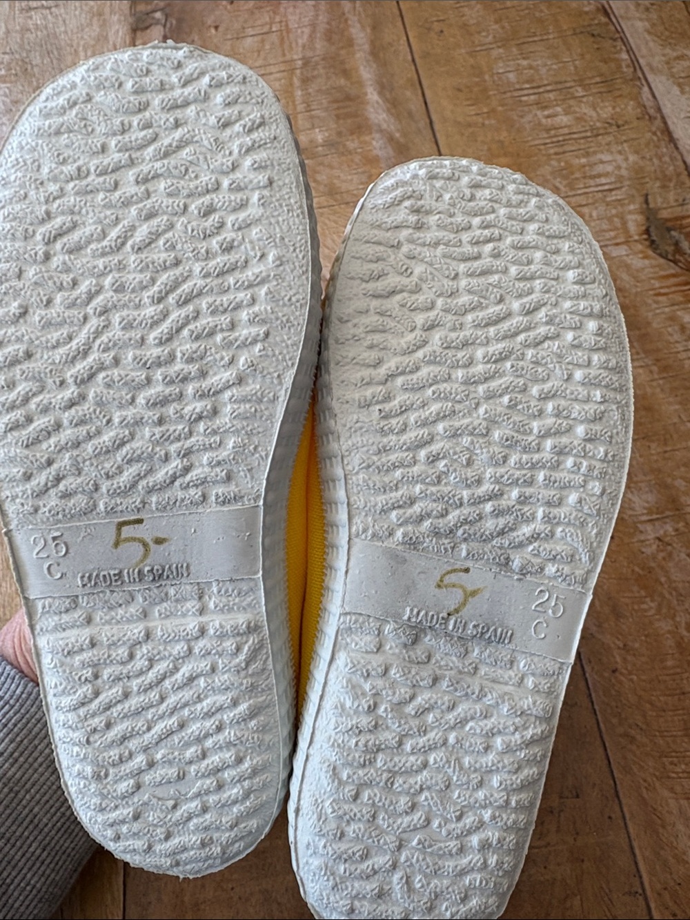 Like new Cienta Yellow Canvas Mary Jane Shoes size 25 - Picture 7 of 8